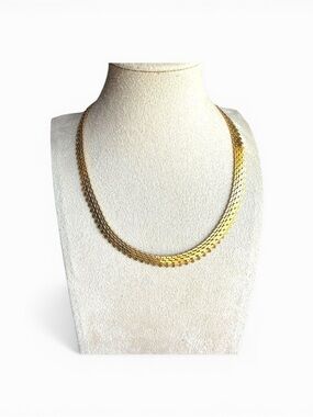 Vintage Monet Signed gold toned scalloped necklace